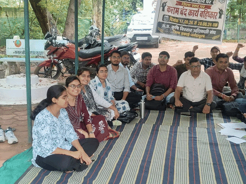 नर्मदापुरम में कृषि विस्तार अधिकारियों की हड़ताल का तीसरा दिन:50 से अधिक लोग धरने पर, ई-अटेंडेंस खत्म करने समेत 3 मांगें