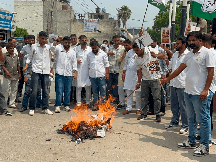 हांसी में युवा कांग्रेस ने फूंका अमित शाह का पुतला:छात्राओं पर लाठीचार्ज का जताया विरोध; सरकार के खिलाफ नारेबाजी