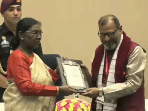 पद्मश्री अनूप रंजन को संगीत नाटक अकादमी पुरस्कार:राष्ट्रपति ने किया सम्मानित; छत्तीसगढ़ की लोक संस्कृति के 2500 गीत-गाथाएं, 175 लोकवाद्य सहेजे