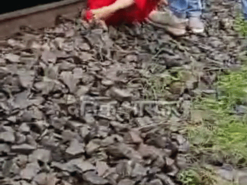 ऑटो से उतरी ट्रेन के सामने लगा दी छलांग:छिंदवाड़ा में युवती ने पोआमा रेलवे ट्रैक पर की आत्महत्या, आधे घंटे ट्रेन रुकी रही