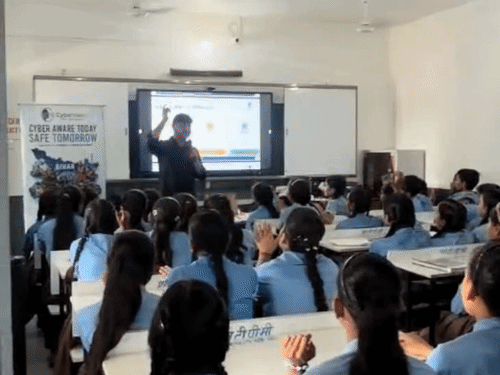 बेगूसराय- बिहट मिडिल स्कूल के 350 स्टूडेंट्स बनेंगे साइबर सुपरहीरो:डिजिटल सुरक्षा का संदेश देंगे, स्कूल में छात्रों के लिए AI बेस्ड जागरूकता वर्कशॉप
