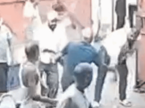 फैक्ट्री में घुसकर पिता-बेटे पर लाठी-डंडों से हमला:8-10 बदमाशों ने मिलकर की मारपीट, 1.50 लाख रुपए और सोने की चेन लूटी