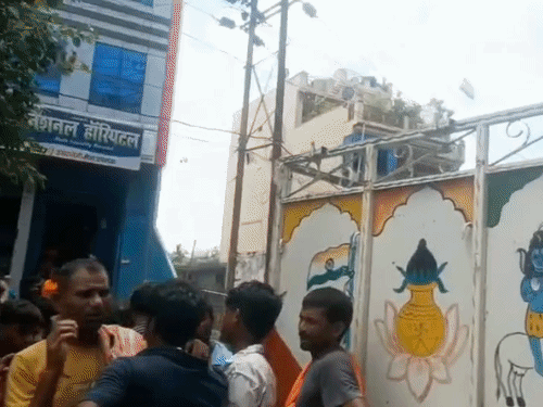 बेगूसराय में प्राइवेट अस्पताल की लापरवाही से प्रसूता की मौत:परिजन बोले- ऑपरेशन कर डिलीवरी, ब्लिडिंग नहीं रुकी तो बच्चेदानी भी निकाली; 4 घंटे सड़क जाम