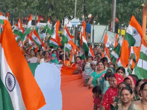 बिलासपुर में पहली बार महिलाओं ने निकाली तिरंगा यात्रा:300-फीट लंबे तिरंगे के साथ सड़कों पर उतरीं;रिवर-व्यू में RPF बैंड ने बांधा देशभक्ति का समां
