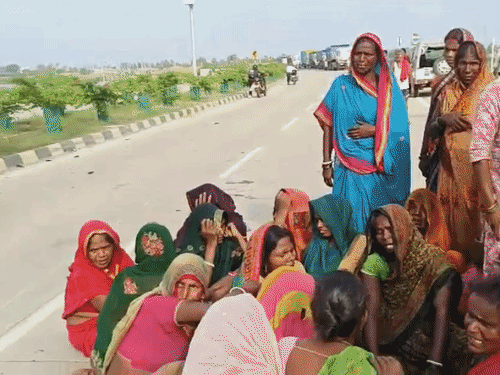 भागलपुर- सड़क हादसे में बेटे की मौत, पिता घायल:तेज रफ्तार पिकअप ने रौंदा; 10 फीट हवा में उछला मासूम, मौके पर तोड़ा दम