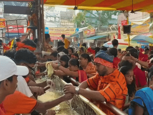 मुजफ्फरपुर- चौथी सोमवारी पर बाबा गरीबनाथ में उमड़ी भीड़:आरती के बाद शुरू हुआ जलाभिषेक, अब तक डेढ़ लाख श्रद्धालु पहुंचे; हेलीकॉप्टर से होगी पुष्पवर्षा