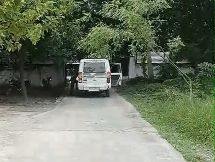 समस्तीपुर में निगरानी विभाग की बड़ी कार्रवाई:रोसड़ा डीसीएलआर के सरकारी आवास में रेड; डॉक्यूमेंट्स-बैंक अकाउंट खंगाला जा रहा