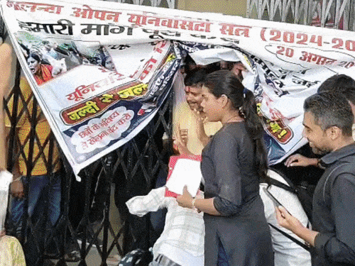 एनओयू में पीजी रिजल्ट को लेकर छात्रों का हंगामा:कैंपस में तालाबंदी, VC के खिलाफ जमकर की नारेबाजी; भूख हड़ताल और आत्मदाह की दी चेतावनी
