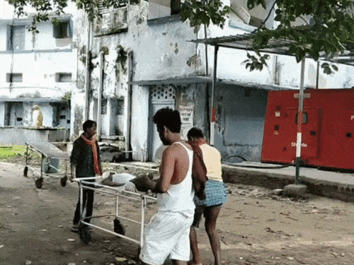 ट्रांसफॉर्मर के पोल से लटकी मिली शादीशुदा युवक की बॉडी:पिता बोले- गर्लफ्रेंड ने हत्या करवाई; मर्डर के बाद कार से बॉडी लाए और लटका दिया