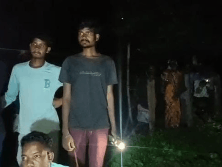 कोरबा में देवस्थल के पास 10 फीट लंबा किंग कोबरा:खपरैल में कुंडली मारकर बैठा था, वन विभाग और रेस्क्यू टीम ने किया सुरक्षित रेस्क्यू