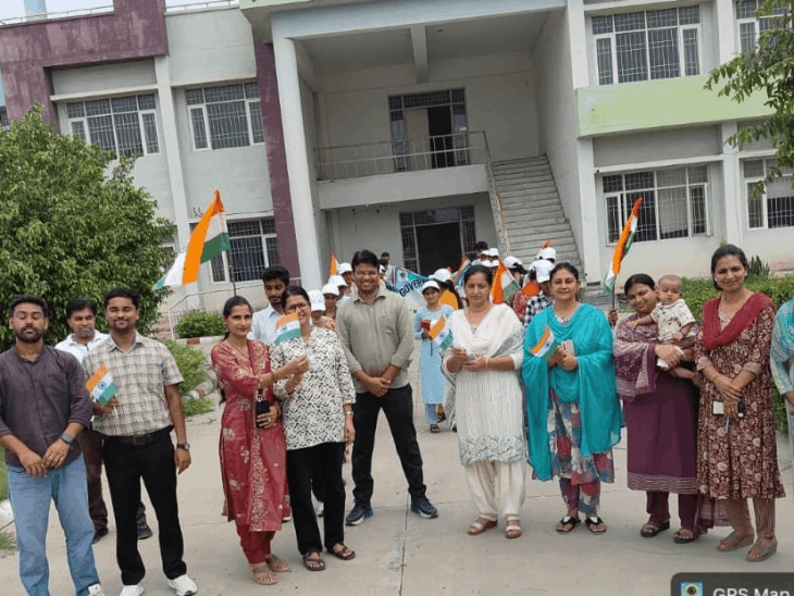 उकलाना में कॉलेज स्टूडेंट्स ने निकाली तिरंगा यात्रा:पोस्टर प्रतियोगिता में नीलम ने मारी बाजी; एकता-राष्ट्रप्रेम का दिया संदेश