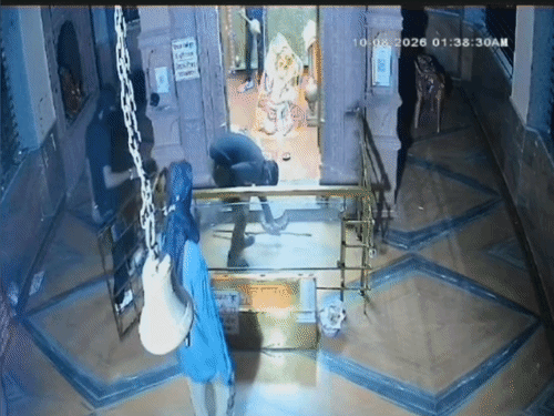 मंदिर में घुसे आधा दर्जन नकाबपोश बदमाश,गदा चुराने का प्रयास:पुजारी के जागते ही पत्थरबाजी कर भागे; CCTV में कैद हुई वारदात