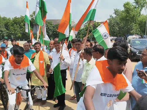 बिहारशरीफ में भाजपा ने निकाली विशाल तिरंगा यात्रा:श्रम कल्याण केंद्र मैदान से शुरू हुई यात्रा; भाजपा कार्यकर्ता, आम लोगों ने लगाए देशभक्ति नारे