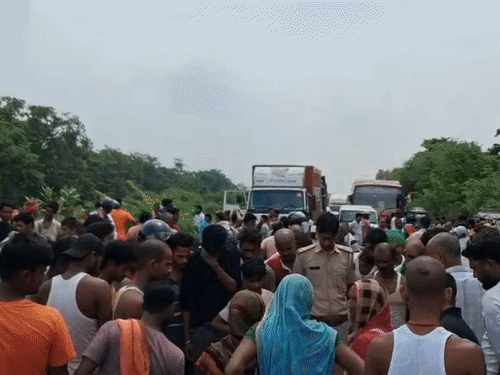 बेगूसराय में खेत जा रहे किसान की हादसे में मौत:तेज रफ्तार ट्रक ने मारी टक्कर, उछलकर 20 फीट दूर झाड़ियों में गिरे; 3 घंटे सड़क जाम