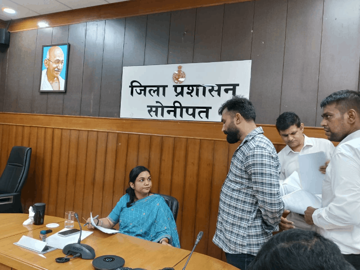 सोनीपत में समाधान शिविर में शिकायतों पर सख्त हुईं MD:फैमिली ID में गलत रिकॉर्ड और बंद पेंशन की कंप्लेंट; बोलीं- लापरवाही नहीं चलेगी