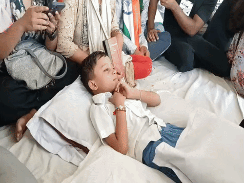 गर्दनीबाग में मौन धरने पर बैठा 6 साल का आदित्य:पुलिस पर माता-पिता के साथ मारपीट का आरोप, कर्मियों पर कार्रवाई की मांग