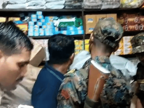 पूर्णिया में नकली सिगरेट का बड़ा सिंडिकेट पकड़ा:पुलिस छापेमारी में 35 हजार नकली सिगरेट जब्त, 3 लोग हिरासत में लिए गए
