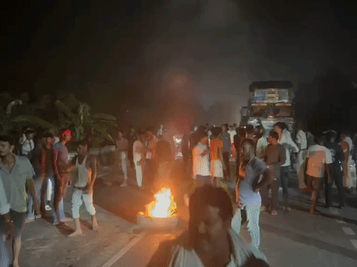 मुजफ्फरपुर-सीतामढ़ी हाईवे पर ट्रक ने दो बाइक को मारी टक्कर:हादसे में एक की मौत, तीन गंभीर घायल; आगजनी कर आक्रोशितों ने किया हाइवे जाम