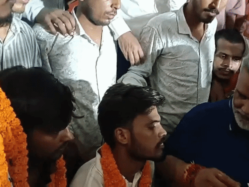 ‘नेताओं के बेटे सरकारी स्कूल में ही पढ़ें’:पप्पू यादव बोले- ऐसा नहीं होता तो ये सरकार की गलती; समस्तीपुर में NSUI की भूख हड़ताल खत्म कराने पहुंचे थे