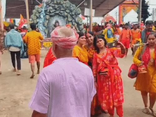 सुल्तानगंज से 2 लाख श्रद्धालुओं ने कांवड़ में भरा गंगाजल:उमड़ा आस्था का सैलाब; पूजा-अर्चना के बाद देवघर हो रहे रवाना, कांवरियों पर पुष्पवर्षा की तैयारी