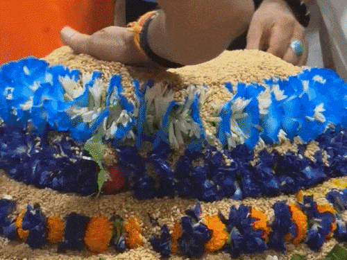 मुजफ्फरपुर: गरीबनाथ धाम में विशेष पूजा-अर्चना:साढ़े सात क्विंटल गेहूं से बाबा का महाश्रृंगार किया गया, आरती में हजारों शिवभक्त हुए शामिल