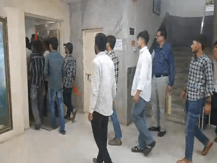 लोक शिक्षण आयुक्त के कक्ष में घुसकर प्रदर्शन का विरोध:शिक्षा विभाग के कर्मचारियों ने रखा पेन डाउन, संगठनों ने की नारेबाजी, चयनित शिक्षक भी डटे