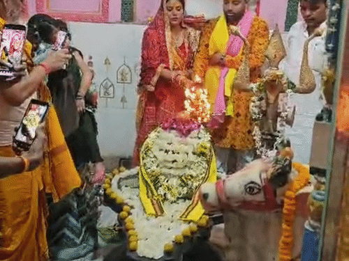 मुजफ्फरपुर- साहूपोखर महादेव का 51 किलो मुरब्बा से श्रृंगार:वैदिक मंत्रोच्चारण के साथ धार्मिक अनुष्ठान, महाआरती में उमड़ी श्रद्धालुओं की भीड़