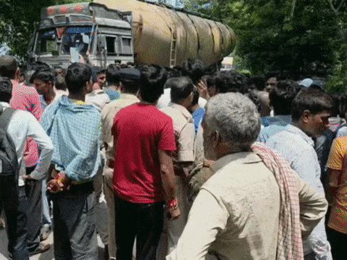 औरंगाबाद- हाइड्रा ने साइकिल सवार किसान को रौंदा:हादसे के विरोध में रोड जाम, आरोपी ड्राइवर की गिरफ्तारी और मुआवजे की मांग