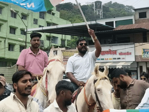 घोड़े पर सवार होकर पहुंचे नेता, बोले- अब व्यवस्था सुधारो:छात्रों को बस किराए में 50 प्रतिशत छूट, छात्राओं की सुरक्षा और लर्निंग लाइसेंस की मांग उठाई