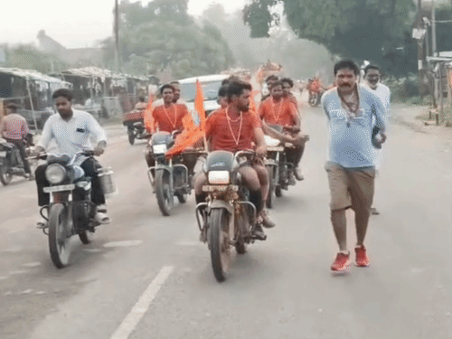 400 किमी दौड़कर कांवड़ यात्रा कर रहे श्रद्धालु:50 युवा 48 घंटे में पूरी करेंगे दूरी; खेरौना में शिव मंदिर पर करेंगे अभिषेक