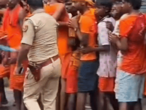 कांवरियों पर लाठी चलाने वाला SI सस्पेंड:हरिगिरी धाम मंदिर परिसर का वीडियो वायरल होने पर SP का एक्शन; बखरी डीएसपी को सौंपी गई जांच