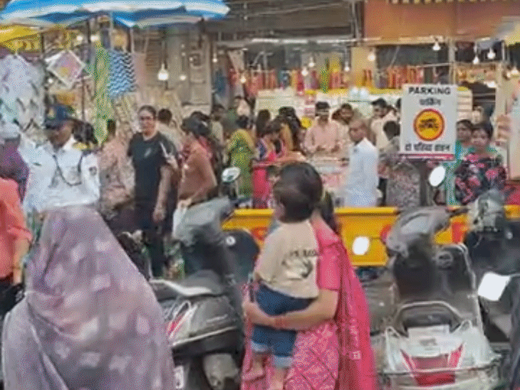 त्योहारों से पहले बाजारों में भीड़, यातायात व्यवस्था बिगड़ी:जबलपुर में पुलिस और निगम ने संभाला मोर्चा, 24 कट पॉइंट से ट्रैफिक कंट्रोल