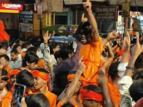गिरिडीह में सावन पूर्णिमा पर उमड़ा आस्था का सैलाब:श्रद्धालुओं ने बराकर नदी से जल उठाया, दुखिया महादेव मंदिर में किया जलाभिषेक
