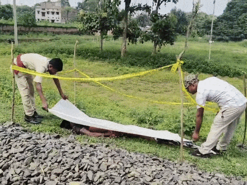 भागलपुर में रेलवे ट्रैक पर मिला युवक का शव:मृतक की शिनाख्त की कोशिश में जुटी पुलिस, ट्रेन की चपेट में आकर मौत की आशंका