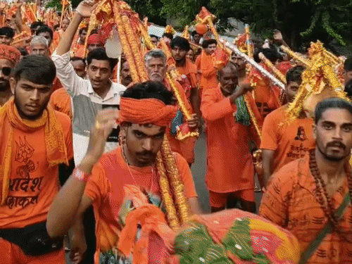 पैरों में बंधे घुंघरू, कांवड़ में भी छनकती भक्ति:दर्द के बावजूद नहीं रुकी भोले की भक्ति; धाराजी से देवास पहुंची बोल बम कांवड़ यात्रा
