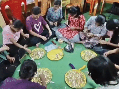 गयाजी- छात्राओं ने पीएम मोदी को भेजी तिरंगे वाली राखी:सैनिकों के लिए भी बनाईं 1000 से अधिक राखियां, बोलीं- एक सप्ताह में तैयार किया
