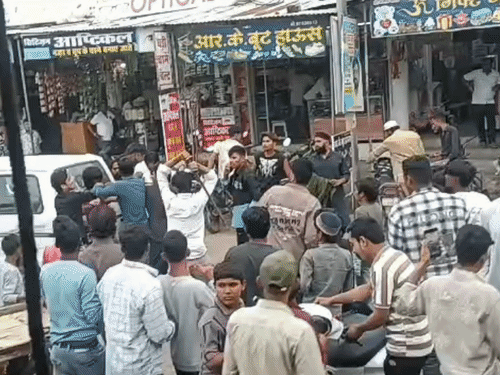 डंडों से एक दूसरे को पीटा, 5 गिरफ्तार:सीहोर के इछवार में फल विक्रेताओं के बीच रेट को लेकर मारपीट; 6 लोग घायल