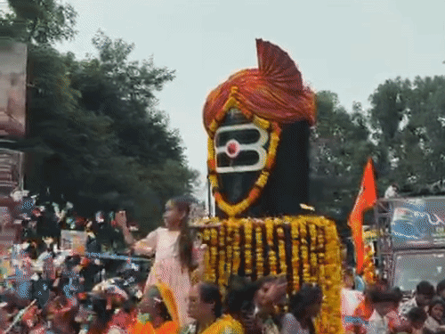 नर्मदापुरम में कावड़ यात्रा में कोमू कोया आदिवासी नृत्य:तेलंगाना, गुजरात, अलीराजपुर के आदिवासी संस्कृति की झलक