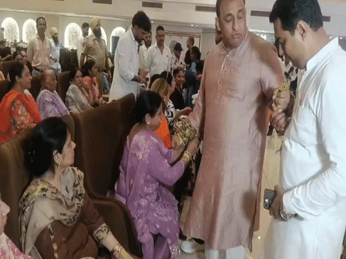 जालंधर AAP ने करवाया रक्षाबंधन कार्यक्रम:सेंट्रल हलका इंचार्ज कोहली ने बंधवाई राखियां, कई महिलाएं हुईं भावुक, बोले-सेवा कठिन, सवाल उठाने आसान
