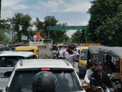औरंगाबाद के मेंह पुल पर भारी गाड़ियों की नो एंट्री:अंबा में जाम की समस्या बढ़ी, सड़क किनारे अतिक्रमण और बेतरतीब पार्किंग बनी परेशानी