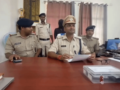 दरभंगा में टॉप-10 अपराधियों में शामिल राकेश हथियार संग अरेस्ट:दो मैगजीन में मिले 8 जिंदा कारतूस, 6 साल से पुलिस को चकमा दे रहा था