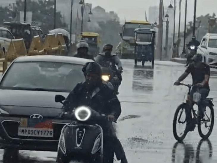 उज्जैन में रातभर बारिश, सड़कों पर जलभराव-जाम:सावन के दूसरे सोमवार पर भी नहीं डिगी भक्तों की आस्था; जिले में 535 मिमी बारिश दर्ज
