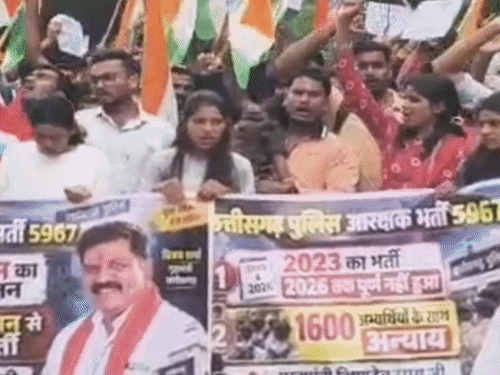 कवर्धा में पुलिस आरक्षक भर्ती वेटिंग लिस्ट के लिए प्रदर्शन:अभ्यर्थियों ने सड़क पर बिताई रात, CM के नाम सौंपा ज्ञापन, एक सप्ताह का अल्टीमेटम