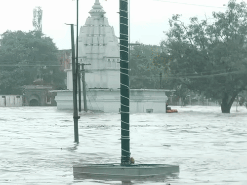 जल मंदिर में कंधे तक पानी आया, 6 श्रद्धालु फंसे:वीडियो बनाकर मदद मांगी, एसपी लाइफ जैकेट पहनकर पहुंचे; सभी सुरक्षित निकाले