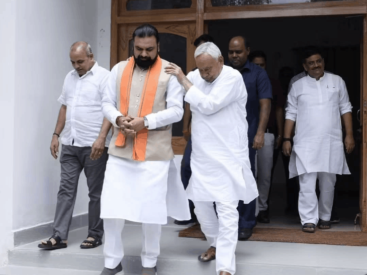 CM सम्राट चौधरी ने नीतीश कुमार से की मुलाकात:30 मिनट चली बैठक, 15 अगस्त की संभावित घोषणाओं पर चर्चा; संजय झा भी रहे मौजूद