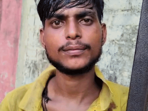 चोरी के आरोपी की बिजली के खंभे से बांधकर पिटाई:5 घंटे बाद 8km दूर पहुंची पुलिस, थाना ले जाने के बाद भागा, डेढ़ घंटे बाद फिर अरेस्ट