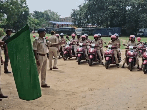 भागलपुर में रक्षाबंधन पर ‘पुलिस दीदी’ अभियान:बच्चियों, महिलाओं की सुरक्षा के लिए महिला पुलिसकर्मियों को सौंपी गई पिंक स्कूटी, एसएसपी बोले- अपराध बर्दाश्त नहीं