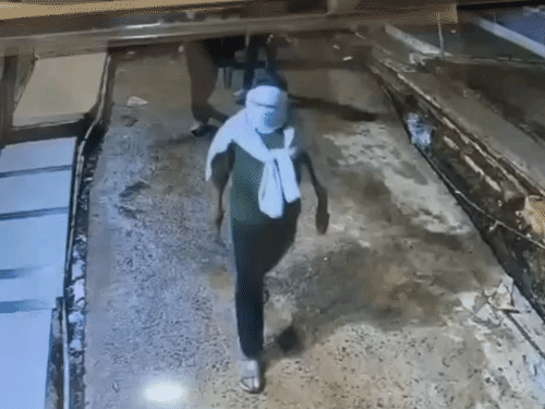 5 नकाबपोश बदमाश रॉड के साथ दिखे, VIDEO:शिवपुरी में दो घंटे तक कस्बे में घूमते रहे, घर के बाहर से LED बल्ब निकालकर भागे