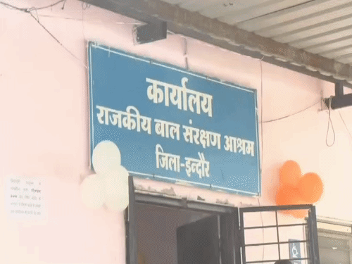 बच्चों ने राखी बांधकर बांटी खुशियां:कलेक्टर-विधायक ने निराश्रित बच्चों के साथ मनाया रक्षाबंधन, उज्ज्वल भविष्य की कामना की
