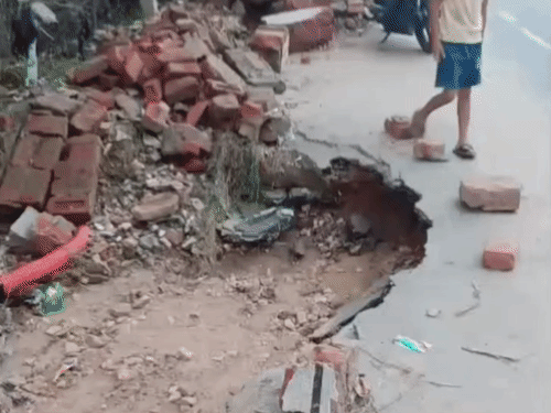 भिवानी में झुप्पा रोड पर सड़क किनारे गहरा कटाव:बारिश में हादसा होने का खतरा; तुरंत मरम्मत करवाने की मांग
